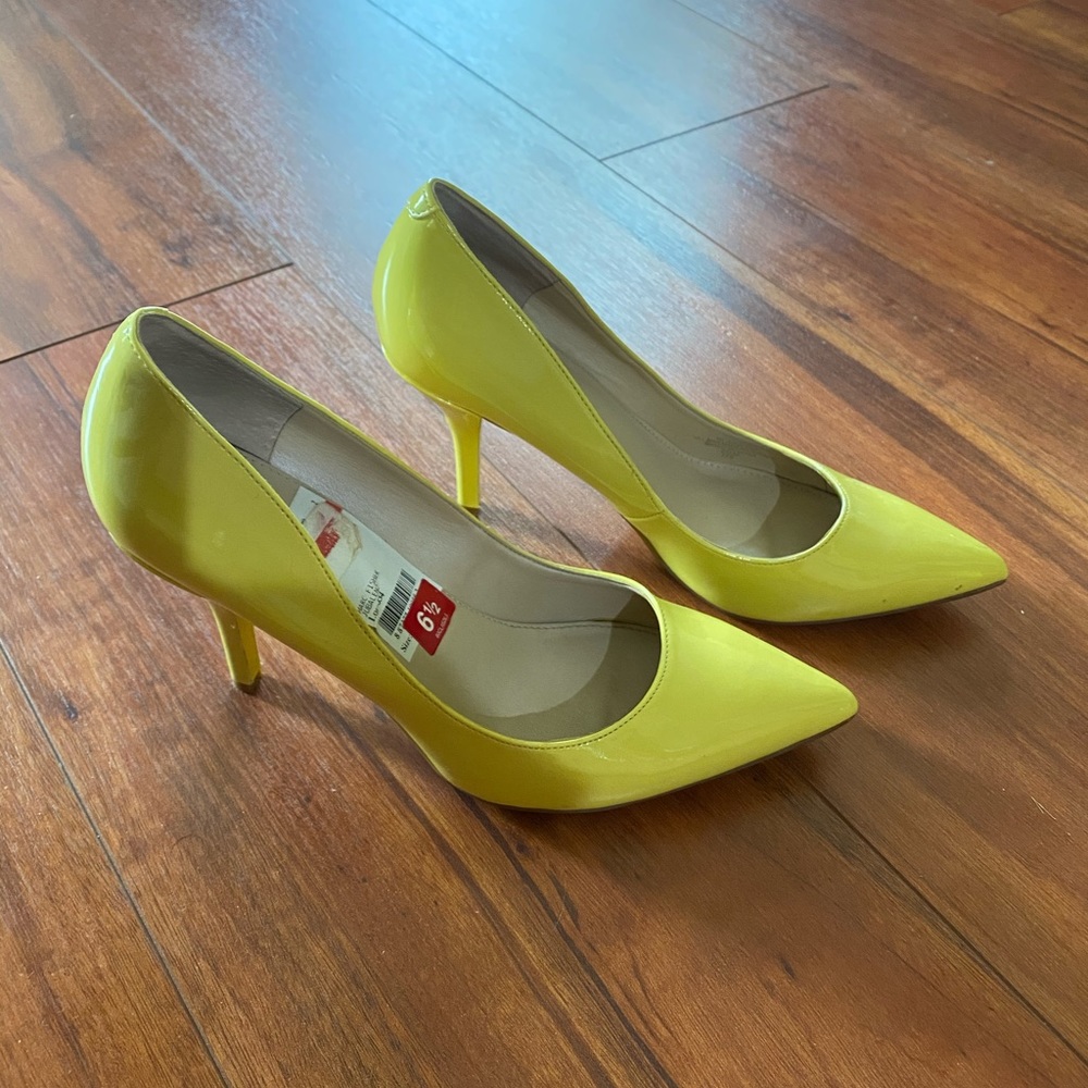 marc fisher shiny yellow pointed toe heel